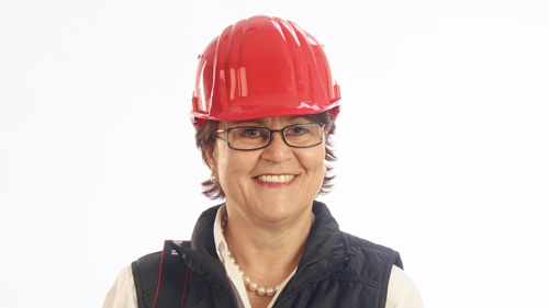 Angelika Albrecht mit rotem Helm