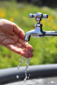 Wasser aus dem Wasserhahn